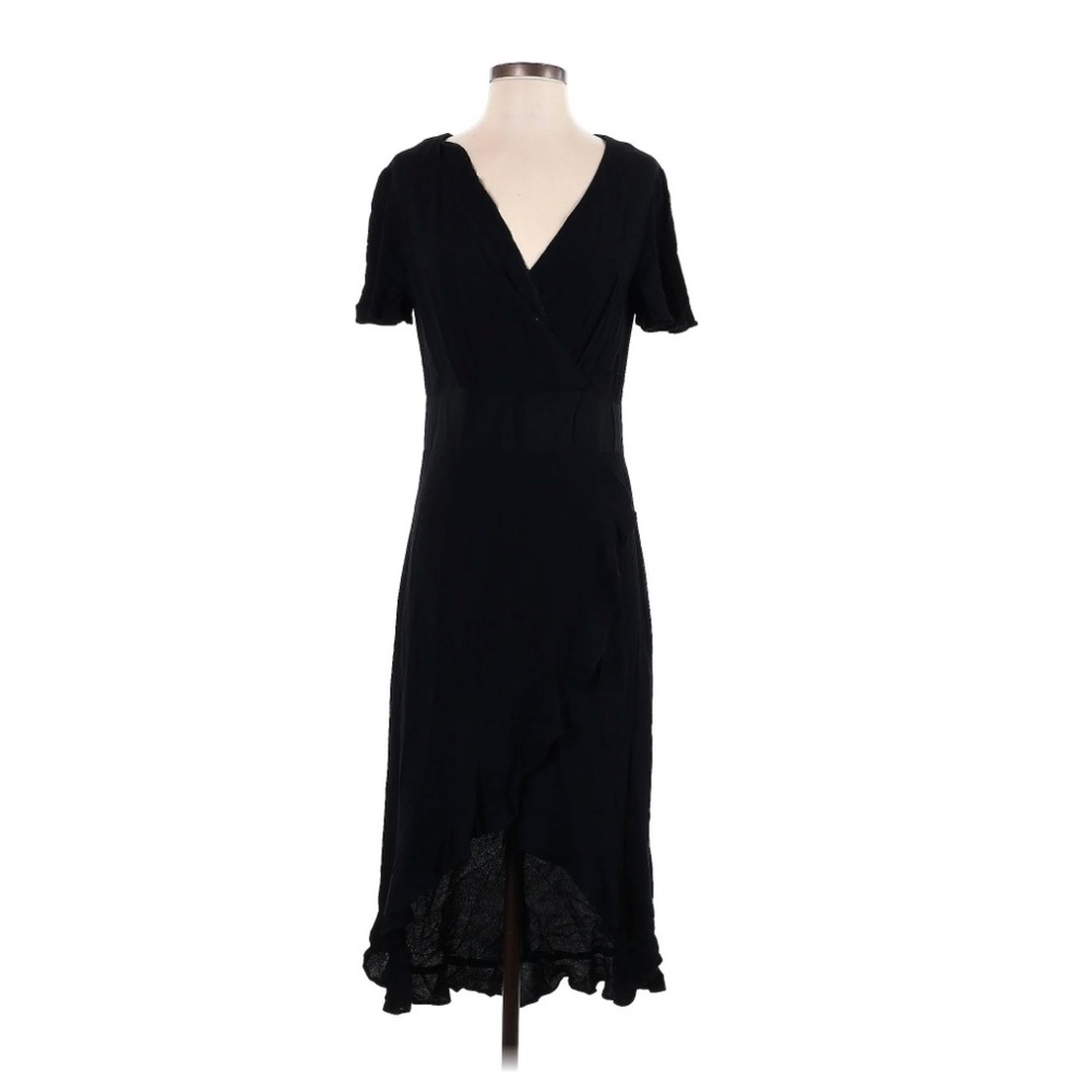 Niche Chic Black Dress with Flowing Hemline